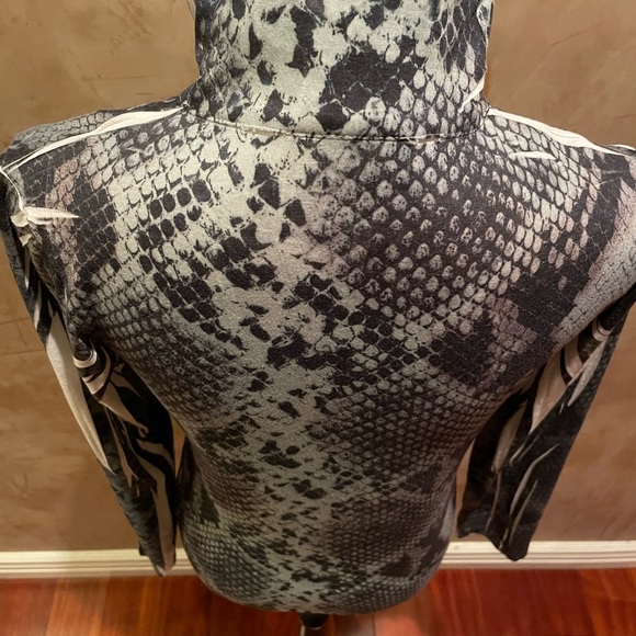 Bar link Zipper sweatshirt. Snake 🐍 print with Zebra 🦓 stripes. - Picture 8 of 11